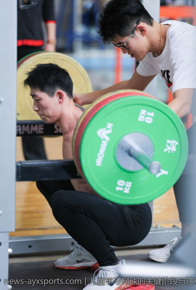 儿童学习网球的关键阶段与注意事项